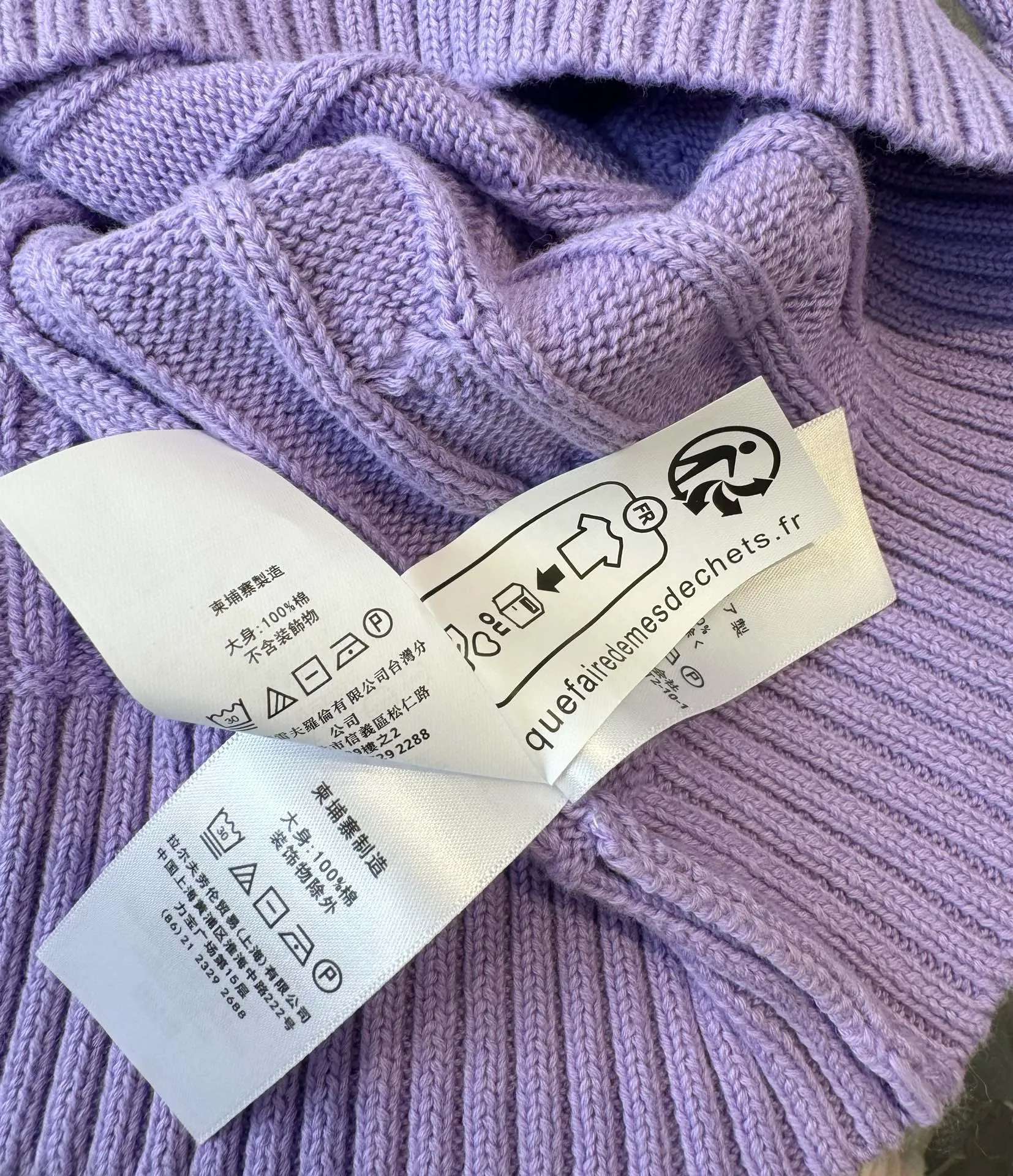 🅿️220 Style No.: L04 (Purple) Ralph Lauren RL classic war horse logo embroidered cable pattern twist button V-neck knitted sweater on the chest, same style for men and women, 9 colors Color: beige, navy, black, chick yellow, sky blue, khaki, red, gray, purple Size: XSSML M Shoulder Width 36 Clothes Length 58 Bust 44 L Shoulder Width 37 Clothes Length 60 Bust 46 Soft and glutinous🧶🫶The style is a very classic cable sweater American retro college style Perfect hand comfort. It is a must-have item for spring, autumn and winter wardrobes. It looks great when worn alone or layered as an inner wear. High-density LOGO embroidery on the chest, and original customization of tag accessories. Made of pure cotton yarn 🧶 blended with wool, pure cotton is skin-friendly and comfortable, small label war horse embroidered twist turtleneck sweater 🐎 high quality. Follow the blogger to learn how to wear it! Let’s get a Ralph Lauren cable sweater. It’s a super hard-to-find series after it became popular. It’s hard to find one on the official website. It’s simple and practical to wear, with a lazy and loose feel. The thickened fabric has a more texture, soft and delicate feel, and a loose fit. Whether worn alone or layered, you can wear different styles of fashion with just one piece. ⚠️Contains wool products🦙 Pay attention to the washing method to avoid shrinkage